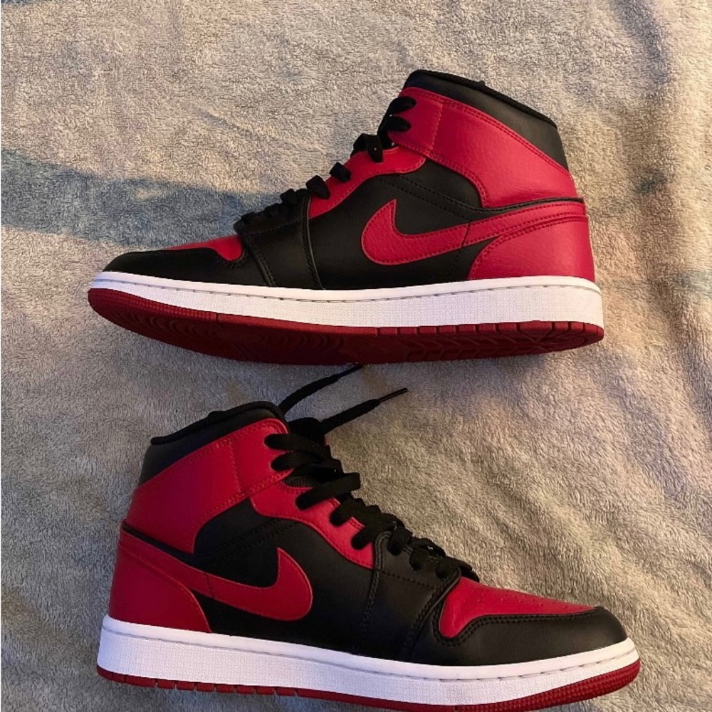 AIR JORDAN 1 Mid Banned Us M 9.5 - Picture 5 of 8